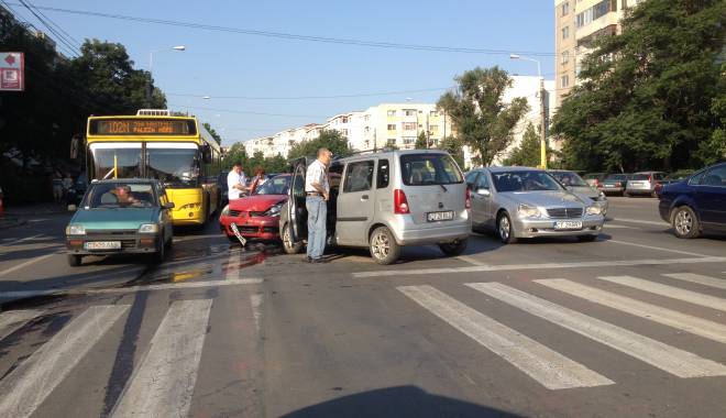 Galerie foto. Accident rutier în Constanța! Patru mașini implicate, două victime - poz3-1436251230.jpg