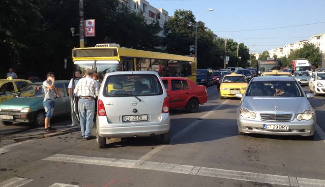 Galerie foto. Accident rutier în Constanța! Patru mașini implicate, două victime - poz5-1436251246.jpg