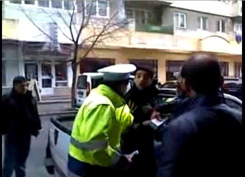 Imagini INCREDIBILE la Constanța / Trei polițiști au tăbărât pe managerul unui restaurant  VIDEO - poza-1321449370.jpg