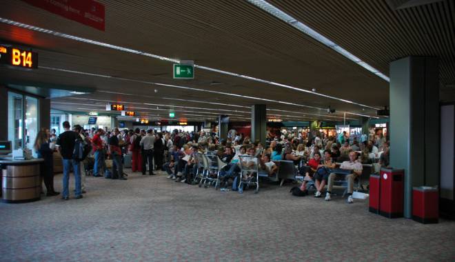 Incendiu de proporții! Aeroport închis, zboruri anulate mai multe ore - poza-1430982614.jpg