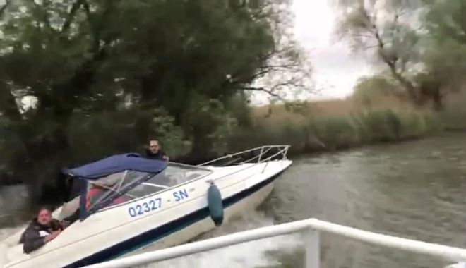 VIDEO / Incident violent în Delta Dunării. O barcă cu turiști, agresată de 