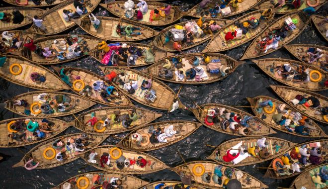 Carambol cu bărci într-o capitală asiatică. Imagini surprinzătoare din Bangladesh - poza-1618045019.jpg