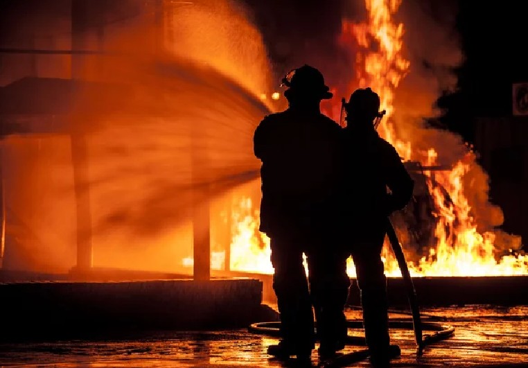 Incendiu uriaș la o fabrică de cherestea. Trei hale cuprinse de flăcări - poza-buna-1774107173.webp