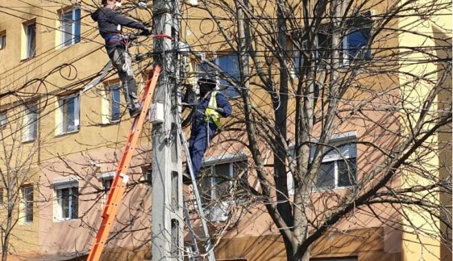 Cablurile de pe stâlpi, dezafectate de echipele furnizorilor de utilităţi, la solicitarea Primăriei Constanţa - poza1-1618564806.jpg