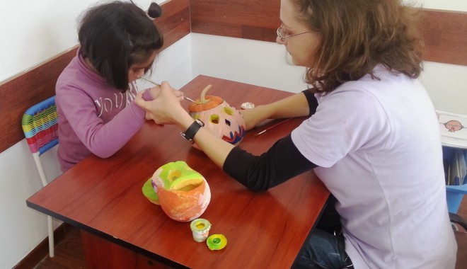 Proiect de art-terapie pentru copiii autiști din Constanța - poza4-1383134348.jpg