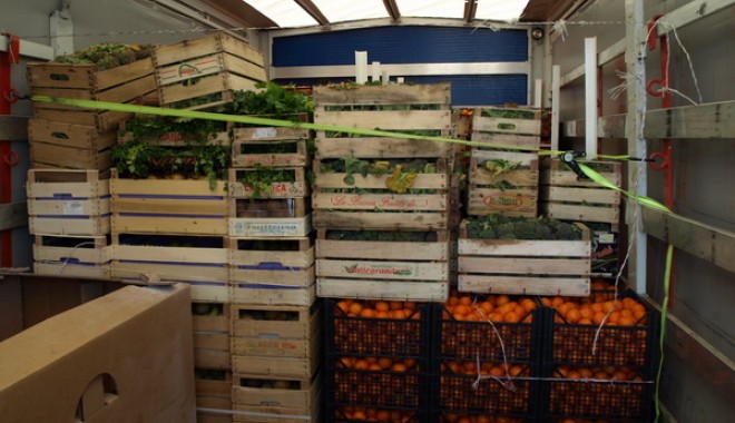 Aproape o tonă de legume și fructe, în plasa Gărzii de Coastă - pozalegumeconfiscate-1335300963.jpg