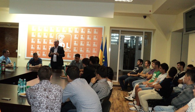 Tinerii din ARD Constanța au discutat despre implicarea și promovarea politică - pozapdl-1348838019.jpg