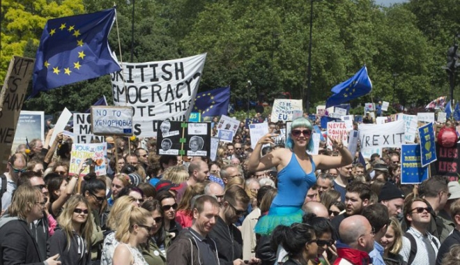 Proteste de amploare la Londra. Mii de oameni protestează față de decizia de ieșire din UE - pozaprotestbrexit185906400-1467471871.jpg