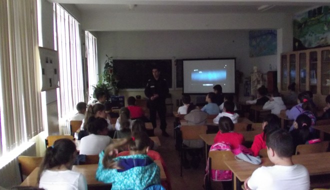 Jandarmii constănțeni, prezenți în școli - pozescoli001-1412858542.jpg
