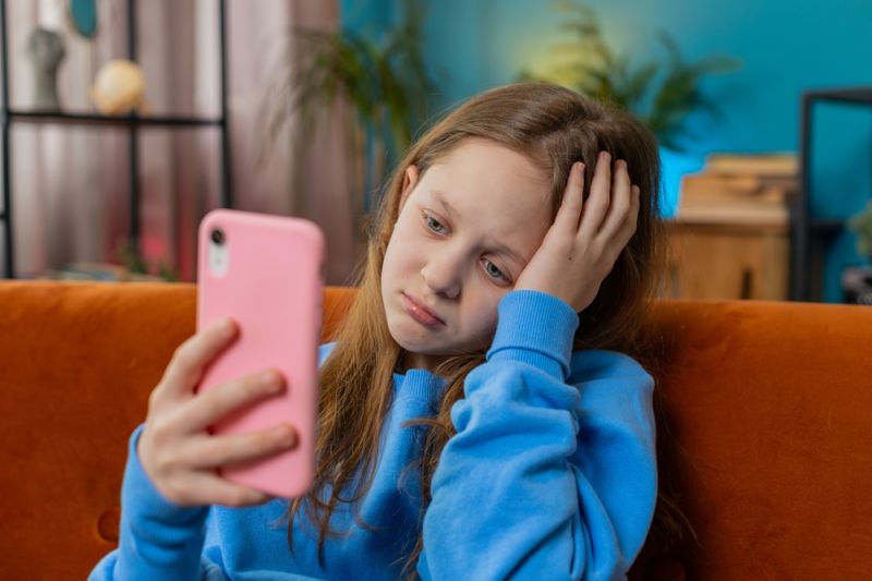 Derularea clipurilor pe TikTok poate provoca ”putrezirea creierului” - prajire-creier-1764671525.jpg