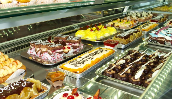 Afacerea care a rămas dulce, în ciuda crizei - prajituricrizantema-1347906719.jpg