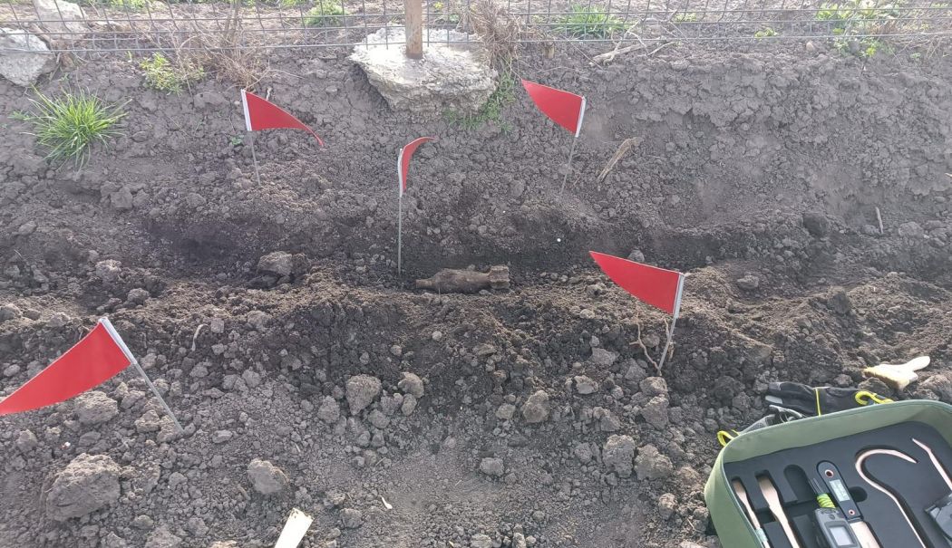 Bombă depistată în timpul unor lucrări agricole! Specialiştii trag un semnal de alarmă