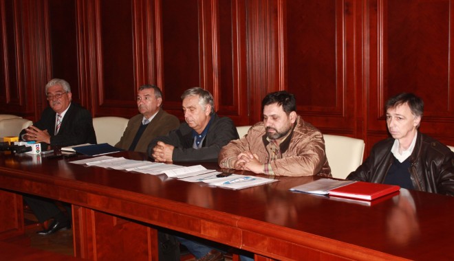 Află când va sosi gabara care va transporta autovehiculele grele de pe un mal pe celălalt, la Agigea - prefectura-1382444455.jpg