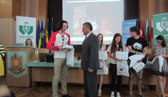 Elev din Republica Moldova,  premiat  de prefectul Nicolaescu - prefectura-1473089286.jpg