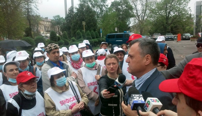 Prefectul Adrian Nicolaescu, la discuții cu protestatarii de la 