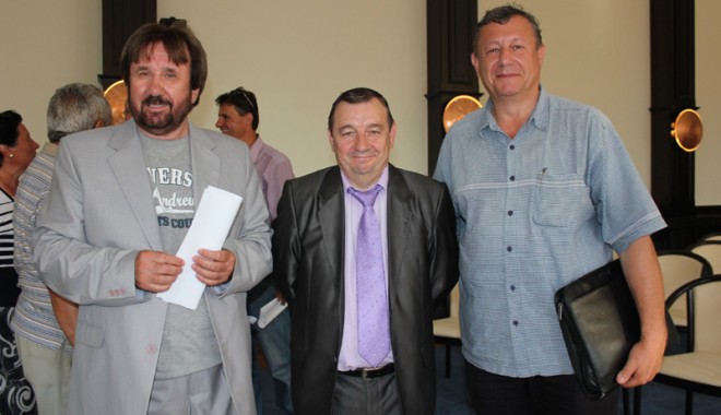 Aleșii județeni au primit certificatele doveditoare de la membrii BEJ - prefecturamandateconsilieri39-1339617991.jpg