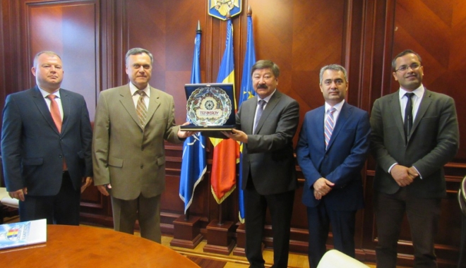 Oaspeți de seamă, vizită la prefectul Adrian Viorel Nicolaescu - prefecturavizita-1464113777.jpg