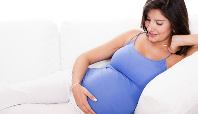Mămici, atenție! Vârsta la care nasc femeilele poate influența longevitatea - pregnantwomanoncouch-1479657129.jpg