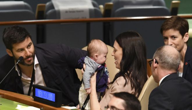 Premieră la ONU.  Un oficial i-a schimbat scutecele bebelușului în sala de ședințe - premieralaonu-1537974698.jpg