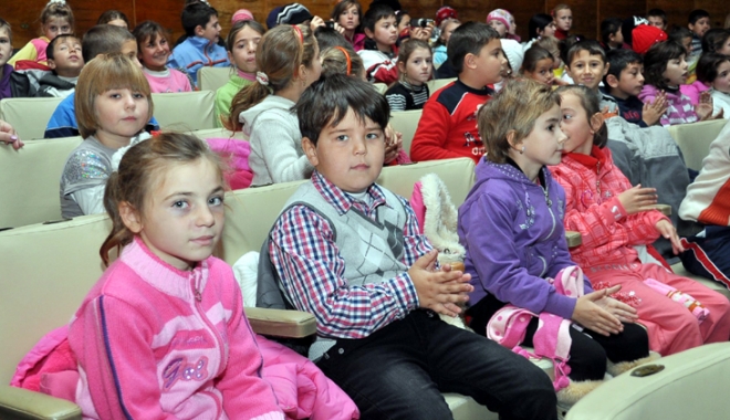 Încă un spectacol  cu Scufița Roșie - premierascufita-1511279390.jpg