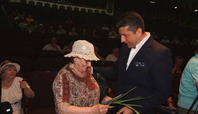 Primăria Constanța. Festivitate de premiere a vârstnicilor de 80 de ani - premierebatraniconstanta-1440763819.jpg