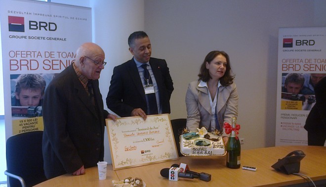 BRD și-a premiat cel mai vârstnic client din Constanța. Are 92 de ani - premierepensionar4-1351593708.jpg