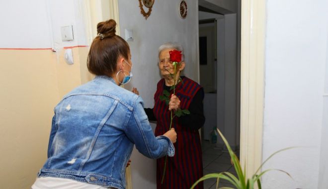 Premii pentru seniorii Constanței, împărțite la domiciliu - premiereseniorisursaprimariacons-1592326108.jpg