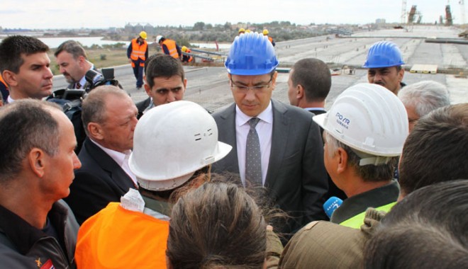 Premierul Victor Ponta a inspectat lucrările la noul pod de la Agigea - premierulvictorpontapodagigea-1409069744.jpg