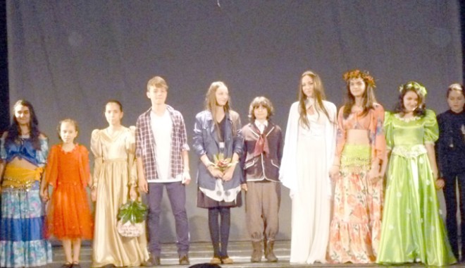 Trupa de teatru a Școlii nr. 29, răsplătită cu numeroase premii - premiuscoala29-1402594955.jpg