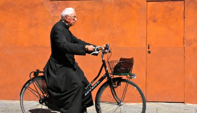 Preotul și bicicleta - preotul-1566240945.jpg