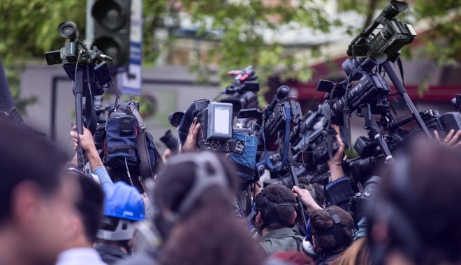 UE ia măsuri pentru a proteja independența editorială și siguranța jurnaliștilor