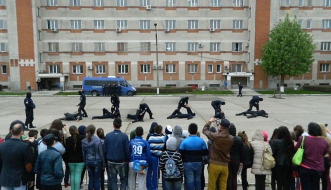 Preșcolarii și elevii din Constanța,  în primul rând  la pregătirile jandarmilor - prescolarii-1461172998.jpg