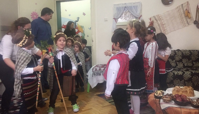 Preșcolarii  s-au întrecut în colinde și tradiții românești - prescolariisauintrecut-1481563112.jpg