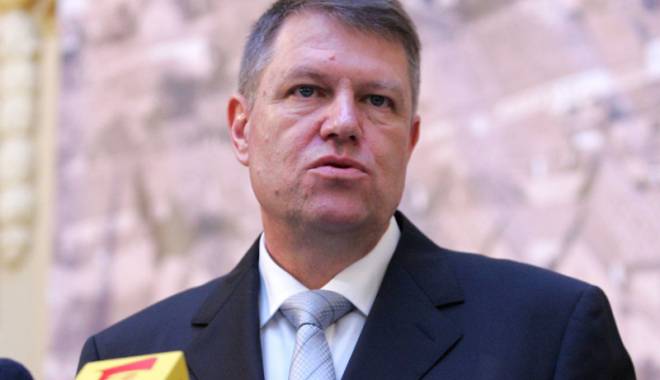 Președintele României, Klaus Iohannis, decorează un medic italian - presedinteleklausiohannisdecorea-1446224755.jpg