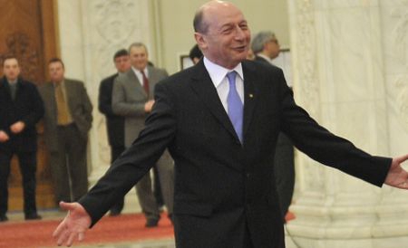 Președintele Traian Băsescu își petrece minivacanța de 1 mai la Neptun - presedinteletraianbasescuisipetr-1335613106.jpg