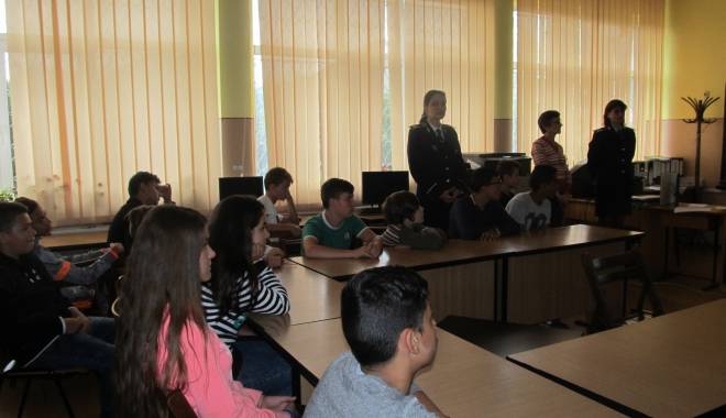 Elevii din Constanța, instruiți privind delincvența juvenilă - prevenire-1443605081.jpg