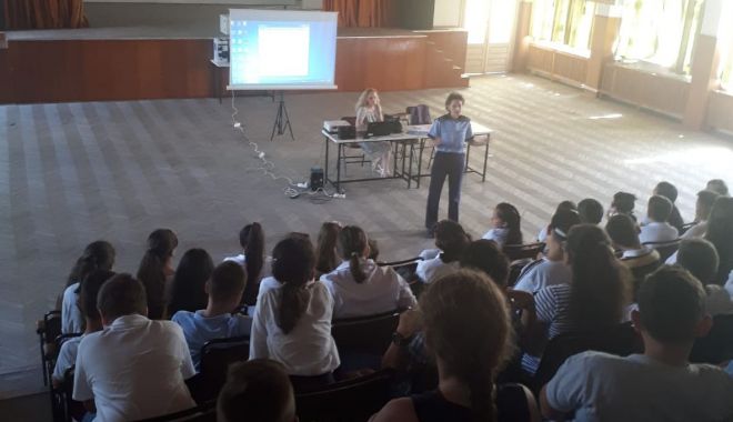 Polițiștii le-au vorbit elevilor despre pericolele internetului - prevenire-1568411496.jpg