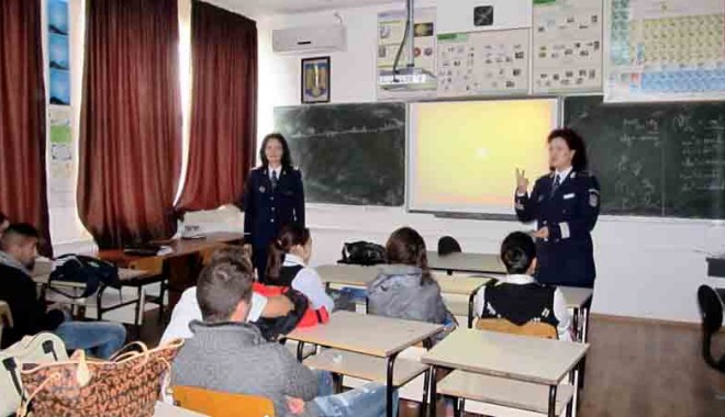Sfaturi de la polițiști pentru elevi, de Ziua Națională a României - prevenire1380730247-1385646823.jpg