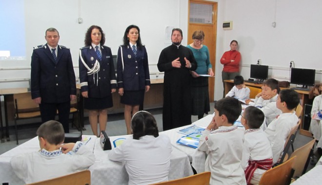 Polițiștii, alături de elevi de Ziua României - prevenireelevi1-1385750672.jpg