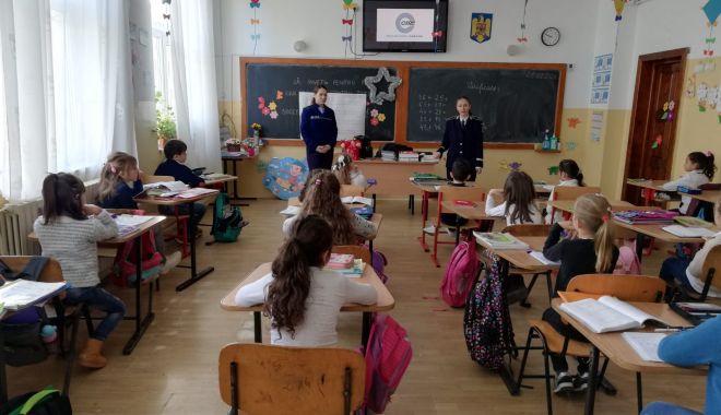 Sfaturi de la polițiști pentru elevii din Cumpăna - preveniresursaipjconstanta-1582756940.jpg