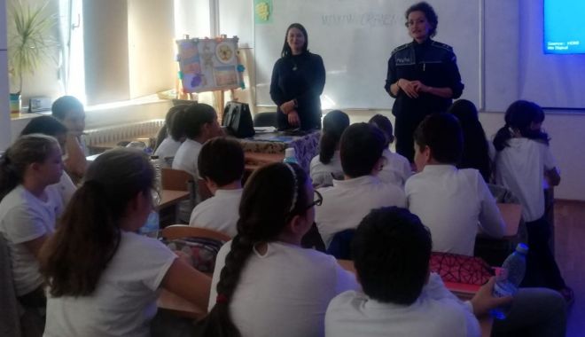 Liceenii de la Energetic, sfătuiți cum să nu-și ia țepe dacă pleacă să muncească peste hotare - preventivpolitie-1572554386.jpg