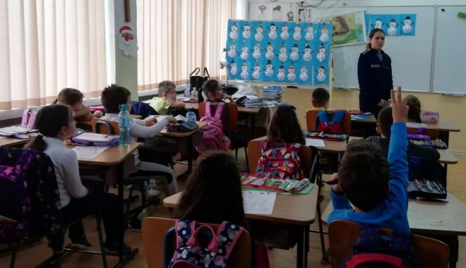 Sfaturi de la polițiști, pentru elevii din Medgidia - preventivpolitiesursaipj-1581012586.jpg