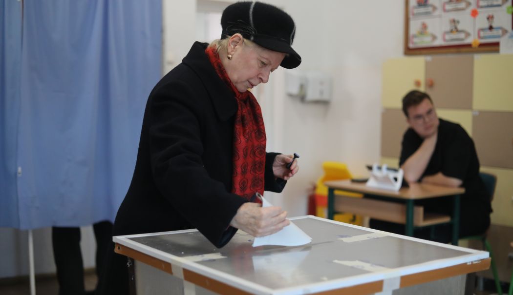 Record la o secţie de votare! Prezenţa înregistrată a fost de 200% - prezenta-200--1732456186.jpg