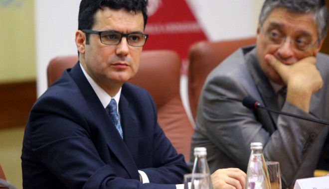 Elevii din clasele I și a II-a vor avea manuale digitale pe bănci - pricopie-1410098718.jpg