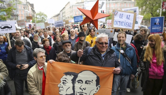 Prim-ministrul maghiar Viktor Orban,  ridiculizat de mii  de protestatari - prim-1492946299.jpg