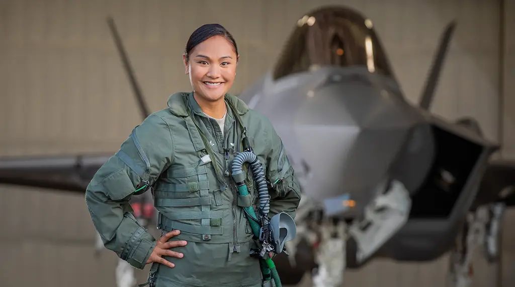 Avionul F-35 a venit în România pilotat de o femeie. Este prima femeie la manșa celui mai puternic avion de vânătoare din lume