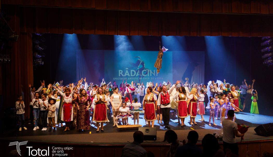 150 de oameni dansează același DOR în spectacolul „Rădăcini”, de la Casa de Cultură Constanța