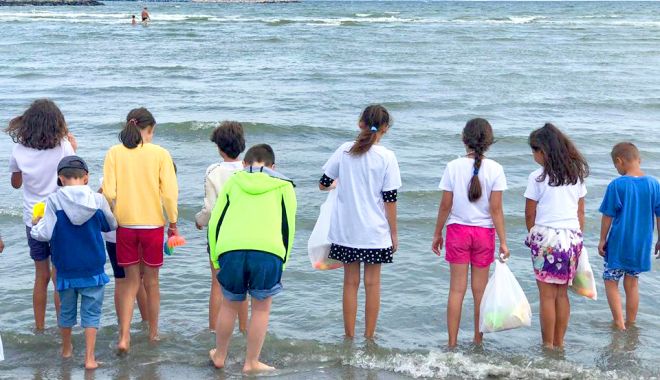 30 de elevi din familii vulnerabile au ajuns pentru prima dată la mare - primadatalamare11628539015-1725038877.jpg
