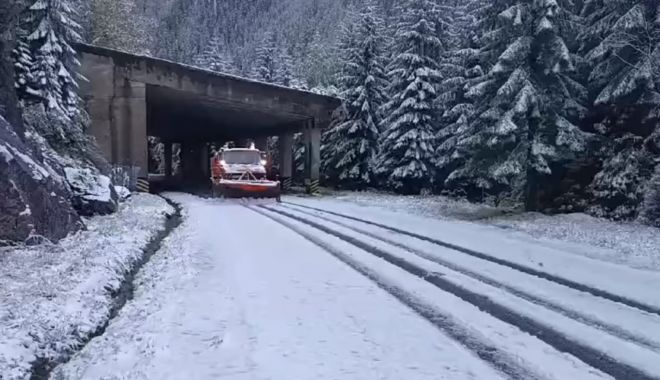 Transfăgărăşan şi Transalpina, închise de luni. Zăpadă de 10 cm pe carosabiul