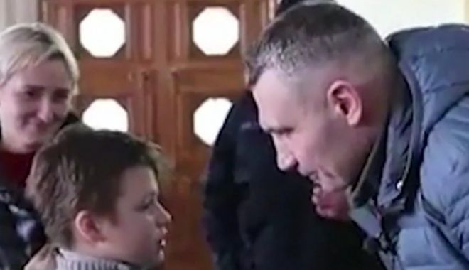 Primarul Kievului a încurajat un puşti speriat de atacuri: 